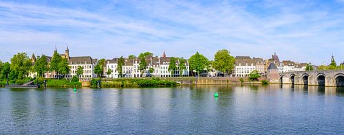 Maastricht uitzicht over de Maas met de St. Servaasbrug