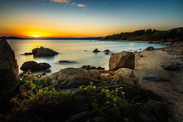 Sonnenuntergang an der Küste Grichenlands mit strand und Steinen und Pflanzen von Fotos by Jan Wehnert