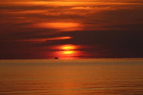 Sonnenaufgang über Wasser mit Fischerboot