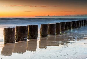 Buhnen am Meer im Sonnenuntergang