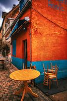 Buntes Café in einer Gasse