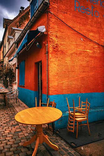 Kleurrijk café in een steegje