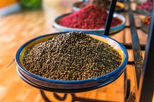 schüssel mit kräutern wie paprika in einem laden in spanien
