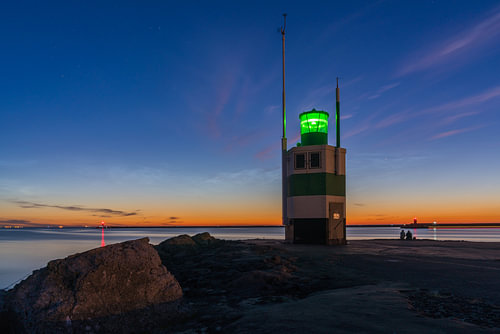 Lichtende nachtwolken boven de pier van IJmuiden