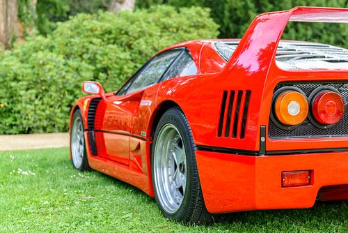 Ferrari F40 supercar des années 1980 à un salon de l'automobile classique