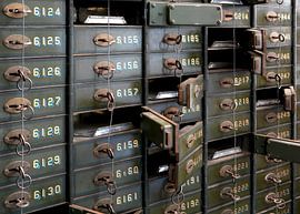 les casiers numérotés d'une ancienne banque qui ne sont plus utilisés.