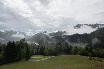 Nebel in den Bergen von Slowenien