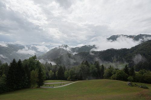 mist in de bergen van Slovenie