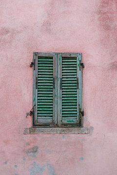 Die Farben von Elba | Fotodruck türkis Fenster rosa Wand | Italien Reisefotografie von HelloHappylife