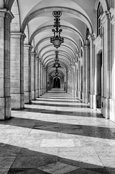 Zuilenrij van de Rua Augusta in Lissabon in zwart en wit - Tijdloze elegantie