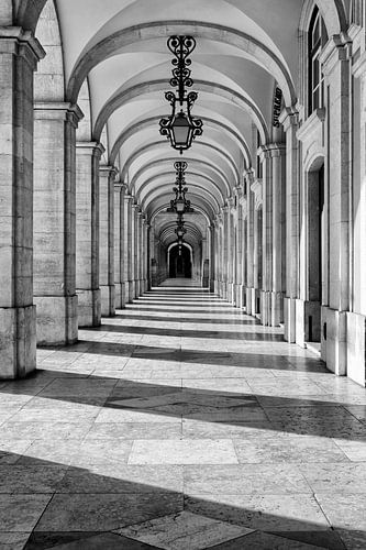 Colonnade de la Rua Augusta à Lisbonne en noir et blanc - Une élégance intemporelle