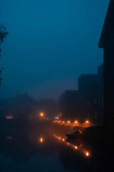 Bootje in het water op de vroege morgen. van Bastiaan Veenstra