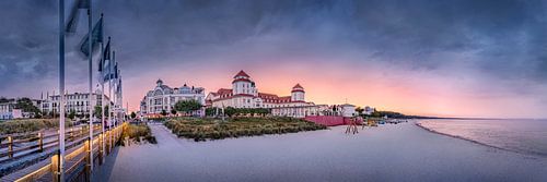 Sfeervol Binz met strand en pier bij zonsondergang