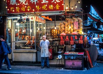 Hong Kong, China Temple street nachtmarkt van Ruurd Dankloff