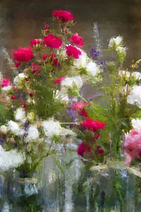 Verträumte kleine Rosensträuße in Glasvasen