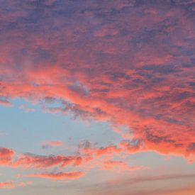 Magischer Abendhimmel: Farbenspiel bei Sonnenuntergang von Joy Mennings
