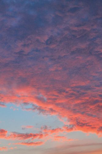 Magischer Abendhimmel: Farbenspiel bei Sonnenuntergang