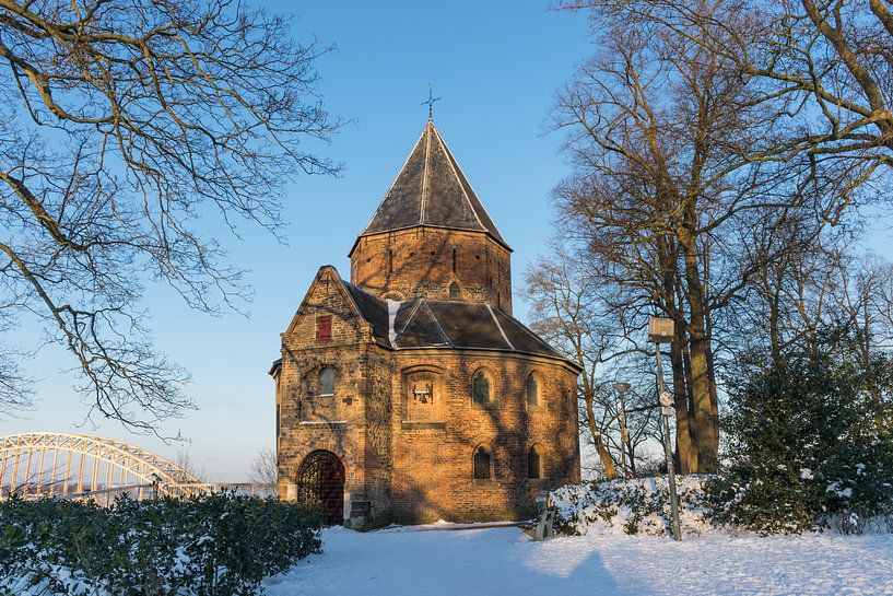 Sint Nicolaaskapel in Nijmegen in de sneeuw van Patrick Verhoef