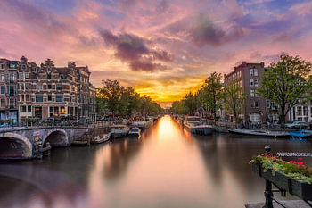 Sonnenuntergang an der Schleuse der Papierfabrik in Amsterdam
