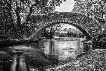 Alte Steinbrücke über das Wasser von Jan Budding