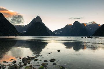 Milford Sound bei Sonnenaufgang von Tom in 't Veld