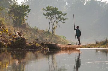 Nepalese man op zijn boomstam boot  (Chitwan, Nepal) van Wiljo van Essen
