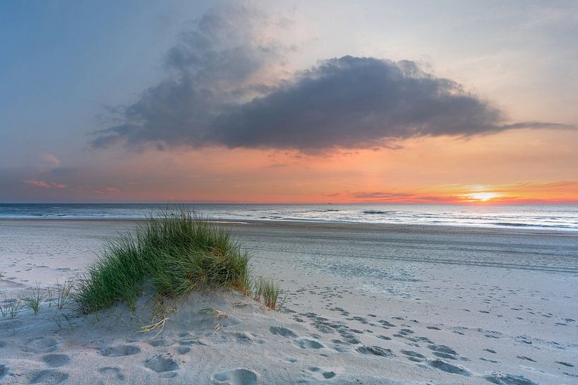 Texel strand paal 15 wolk lijkt op... van Texel360Fotografie Richard Heerschap