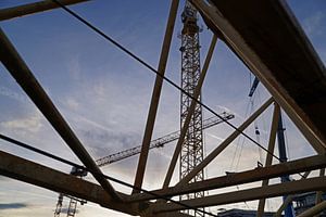 Perspectives et points de vue lors de l'escalade d'un pylône en treillis jaune