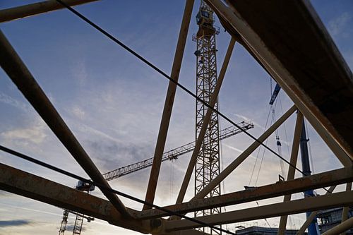 Perspectieven en hoeken bij het beklimmen van een gele vakwerkgiekraan