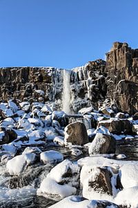 Waterval in Ijsland tijdens de winter van Mickéle Godderis