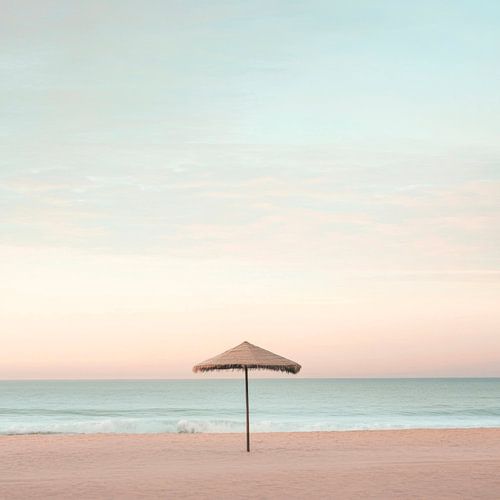 Eenzame parasol op een rustig strand