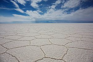 Prachtig uitzicht van Salar De Uyuni, Bolivia tegen een blauwe hemel