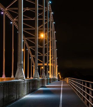 Wilhelmina-Brücke in Deventer bei Nacht von Margreet Riedstra