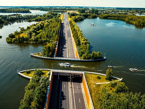 Aquaduct Veluwemeer in het Veluwemeer met een passerende boot