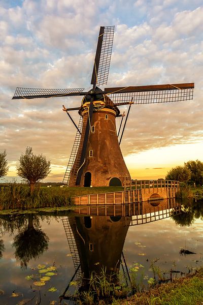 Molen bij zonsondergang van Dik Wagensveld