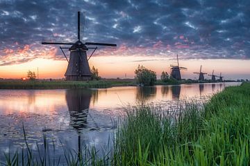 Windmolens in Holland bij zonsopgang. van Voss Fine Art Fotografie