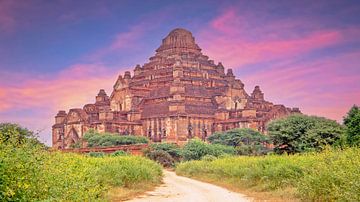 Antike Pagode in Bagan Myanmar Asien bei Sonnenuntergang. von Eye on You