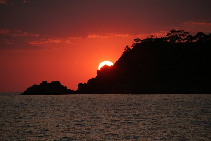 Sunset over sea in Turkey by Arjan Groot