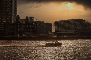 Rotterdam, watertaxi bij laagstaande zon van U&U Art