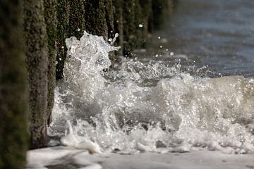 Wave breaks on pilings 3 by Percy's fotografie