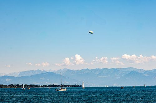Zeppelin über Bodensee von Dieter Walther
