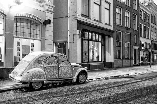 Klassieke Franse Citroën 2CV aan de kant van de straat in de oude stad.