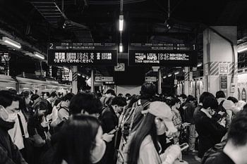 Rush Hour in Tokyo: Menschenströme am Bahnhof in Japan