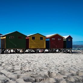 Mooi zicht op kleurrijke strandhuisjes aan het surfstrand Muizenberg (Zuid-Afrika) van Wolfgang Stollenwerk