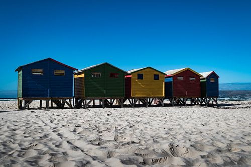 Schöner Blick auf die bunten Strandhäuser am Surfstrand Muizenberg (Südafrika)