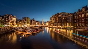 Amsterdam als panorama - grachten tijdens de avond van Jolanda Aalbers