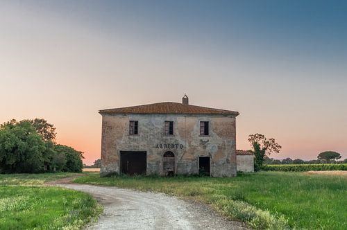 verlaten gebouw in toscane zonsondergang