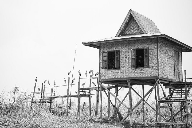 Huis op stelten in Inle Lake in Myanmar van Mark Thurman