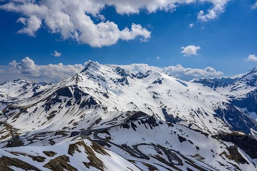 Besneeuwde bergtoppen in de Oostenrijkse Alpen bij de Grossglockner