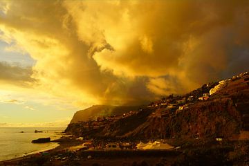 Gele wolken boven Cabo Girao in Madeira van Michel van Kooten